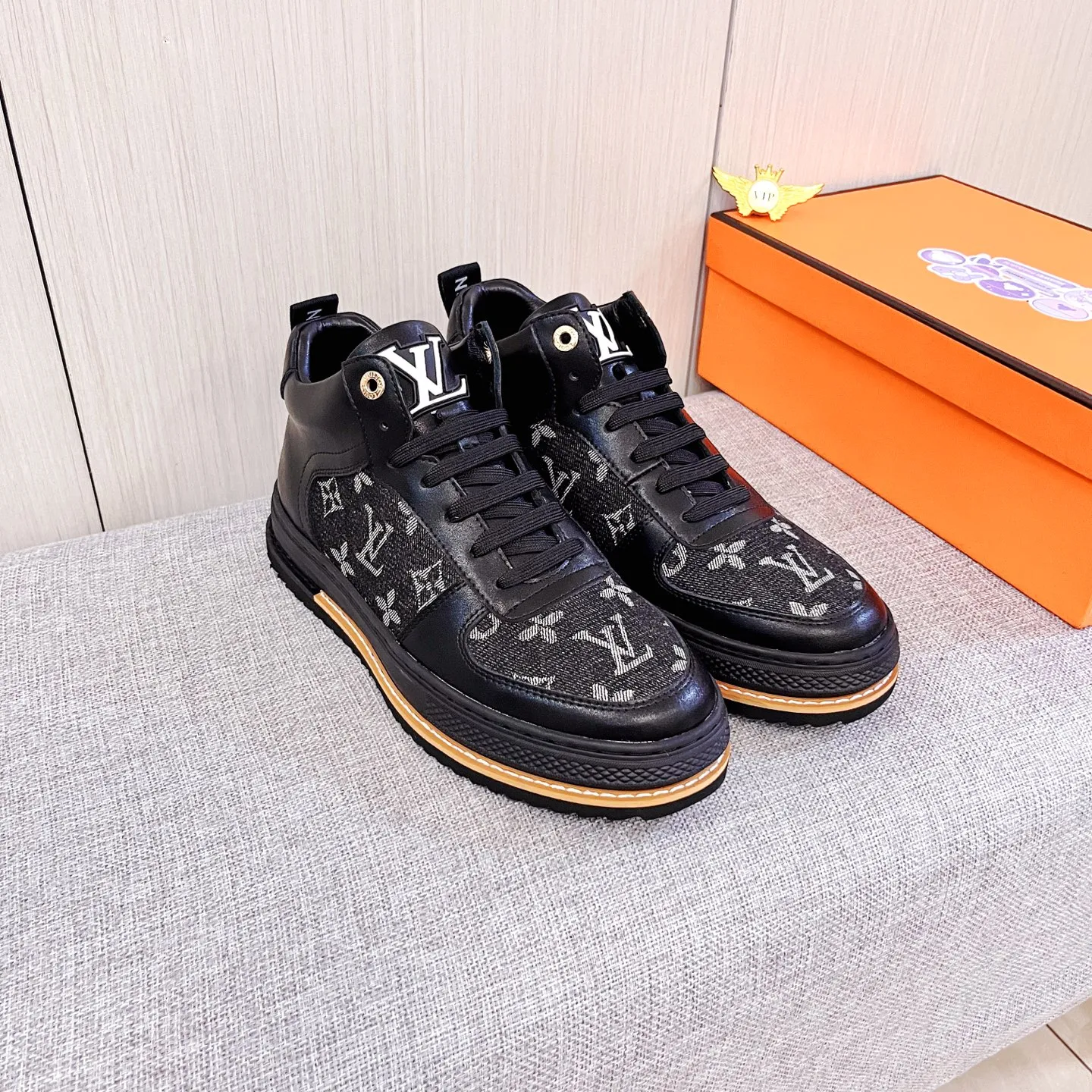 🚘🚘Factory batch 440💰[LV]🔥Louis Vuitton, high-end men's shoe brand, official website 1:1 latest masterpiece: the upper is made of first-layer cowhide imported from Italy with a comfortable and breathable lining➕original non-slip and wear-resistant outsole🔥, making walking more convenient and comfortable! An exclusive new model, a stunning work, a beautiful 1:1 replica [color] compared to the official quality! Create a fashionable personality to set off your uniqueness! A must-have for trendy men! Classic 🔥Size: 38-44 Color: 🔥 2⃣️colors available🔥.